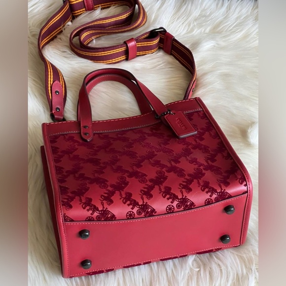 CD750 - Coach Field Tote 22 with Horse and Carriage - Picture 5 of 12